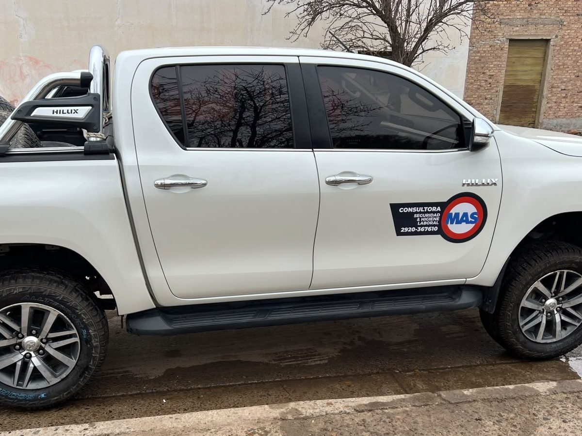 Camioneta de MAS con el calco de la consultora