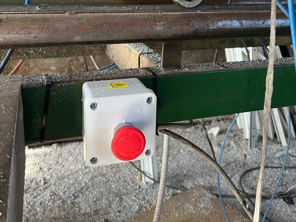 Parada de emergencia instalada en una m&aacute;quina de carpinter&iacute;a de aluminio