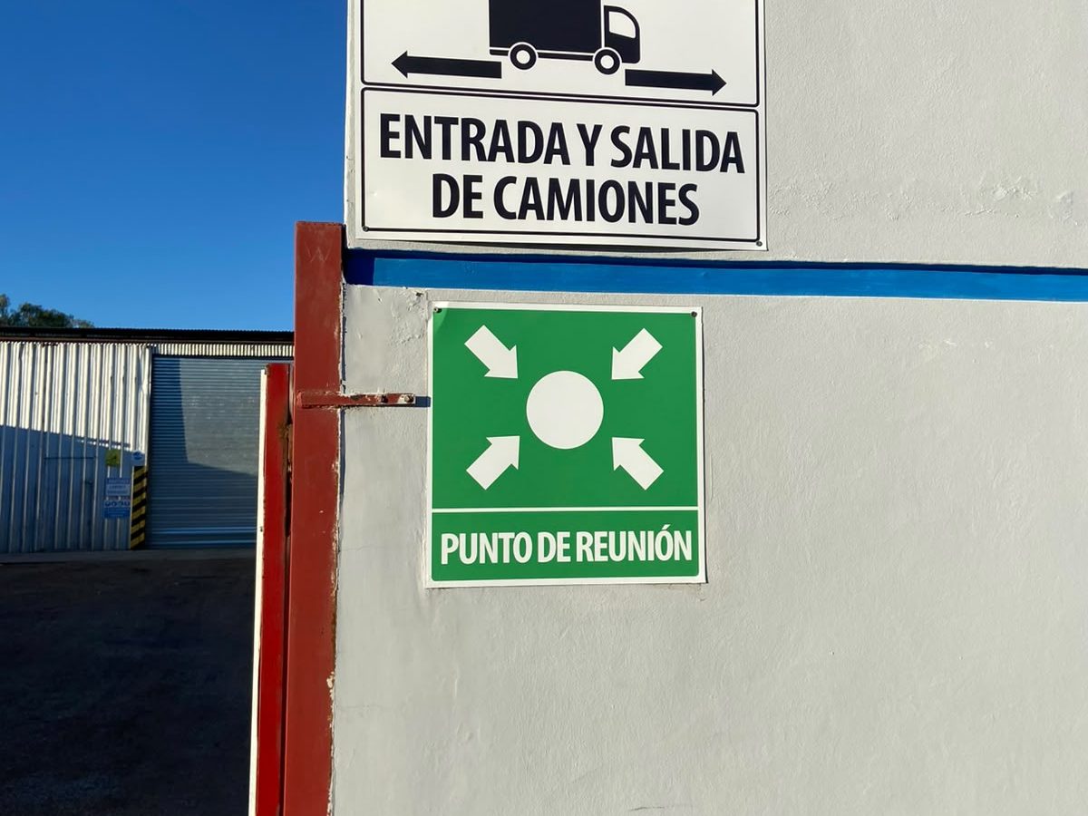 Cartel de entrada y salida de camiones y punto de reuni&oacute;n instalados en el galp&oacute;n